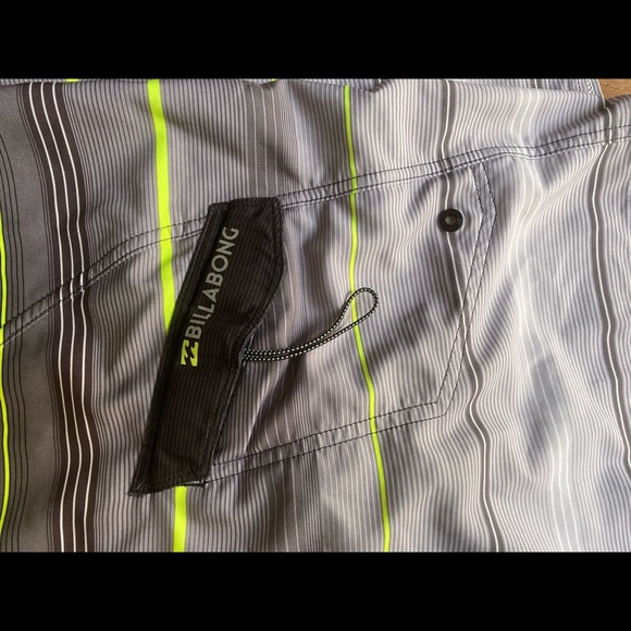 Billabong Board Shorts Size 34 Striped Grey with Neon Accent - Picture 2 of 2